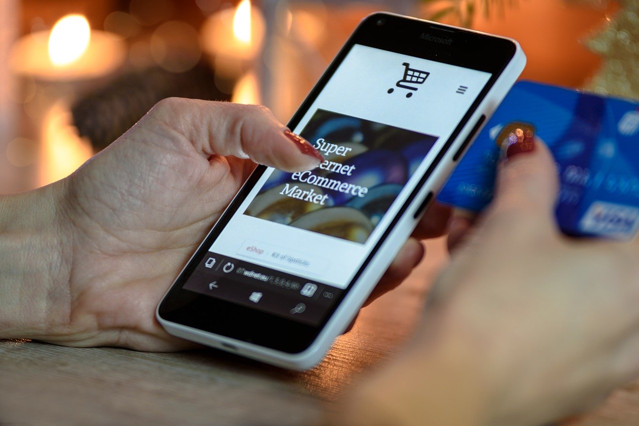 HOW CAN RETAIL BRANDS STAY TOP OF MIND IN THE NEW ERA OF ONLINE SHOPPING?